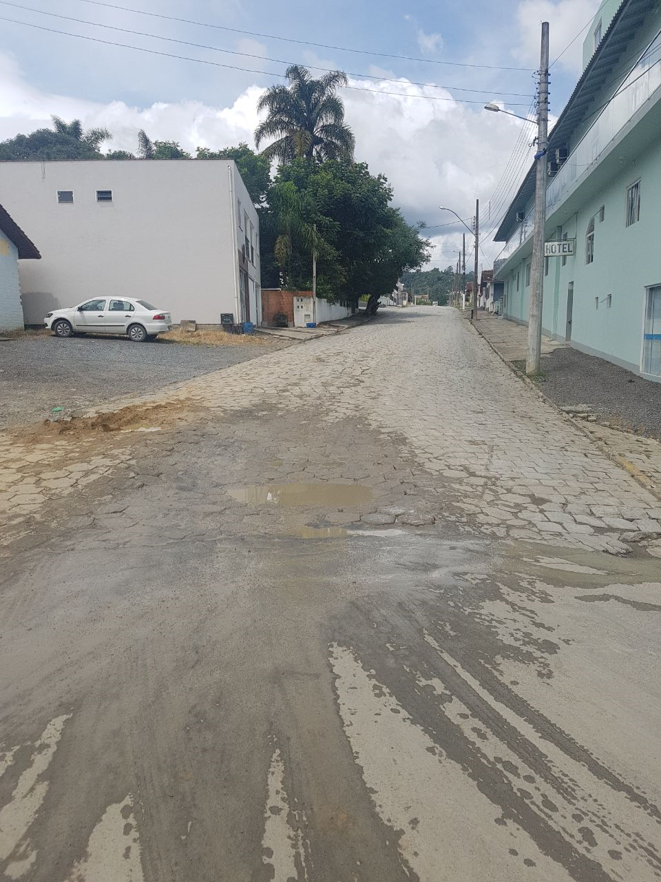 Vereadora Fernanda pede reparos em calçamento